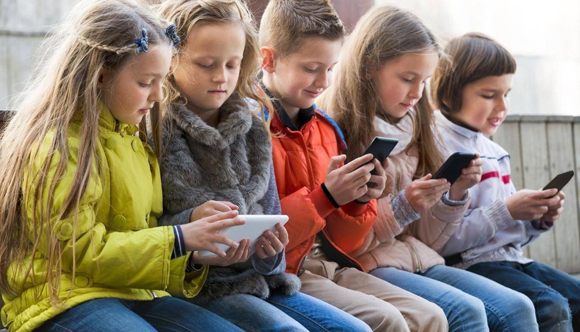 فرنسا تحظّر الهواتف في المدارس