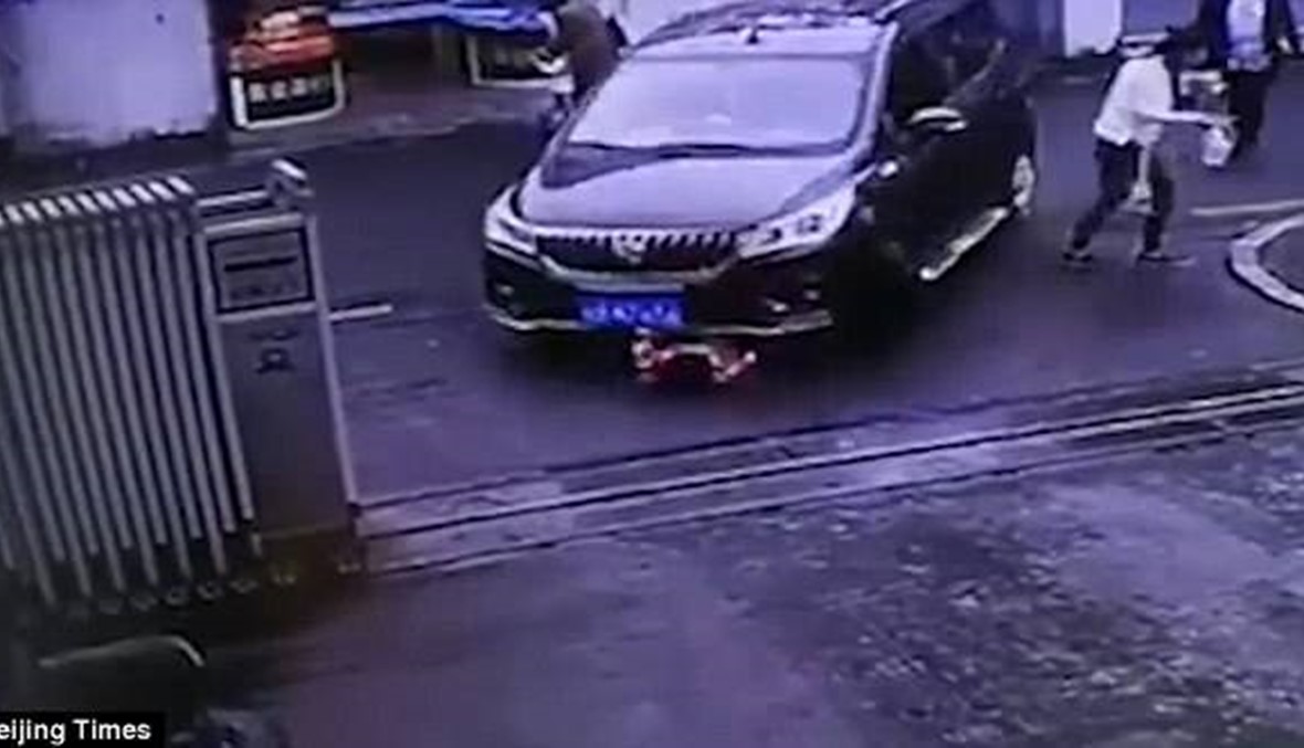 بالفيديو- سيارة تدهس طفلة... نجت بأعجوبة!