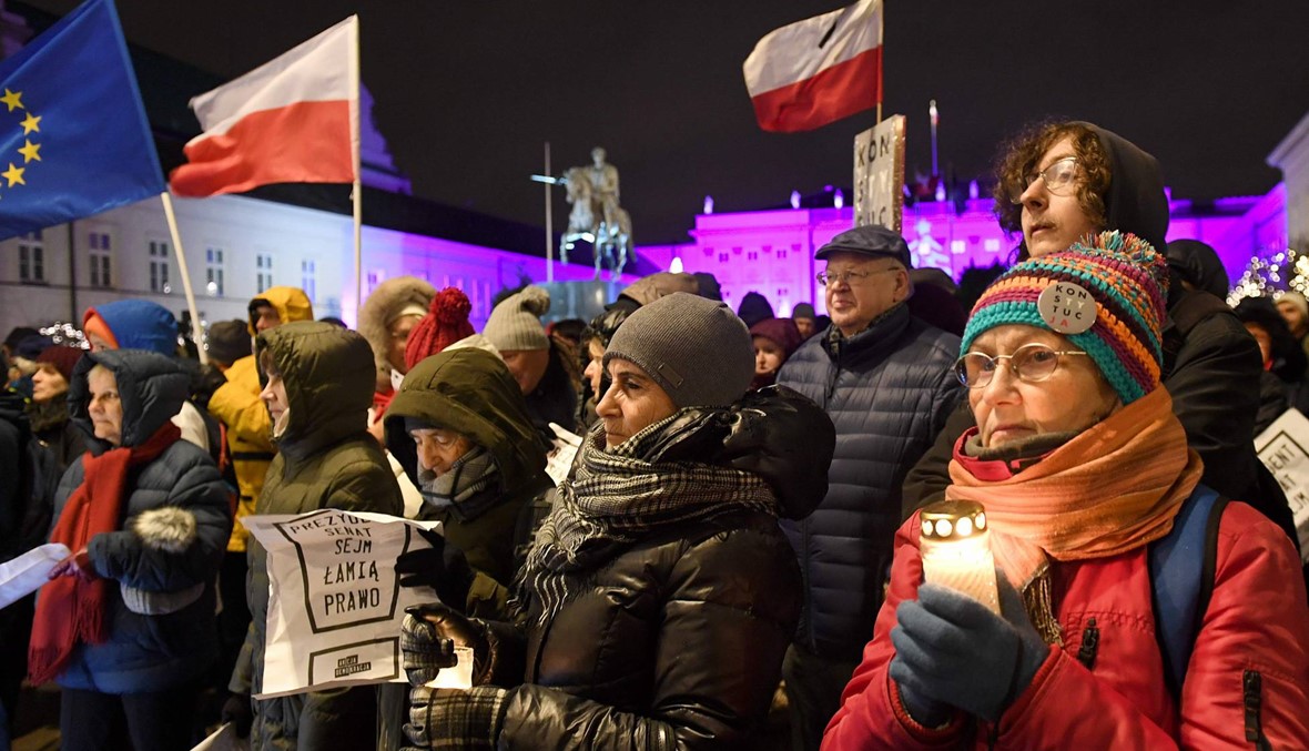 آلاف البولنديين يتظاهرون ضد إصلاحات قضائية قد تعرض البلاد لعقوبات أوروبية