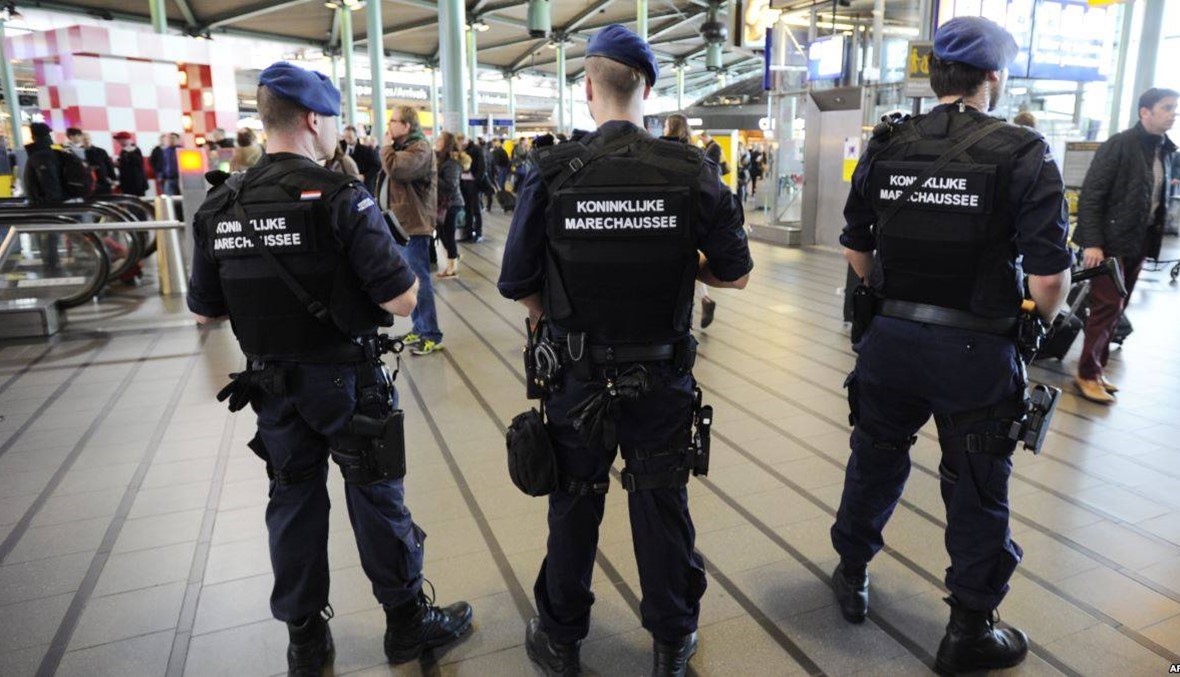 هولندا: الشرطة تطلق النار على رجل يحمل سكيناً في مطار شيبول... "الوضع آمن"