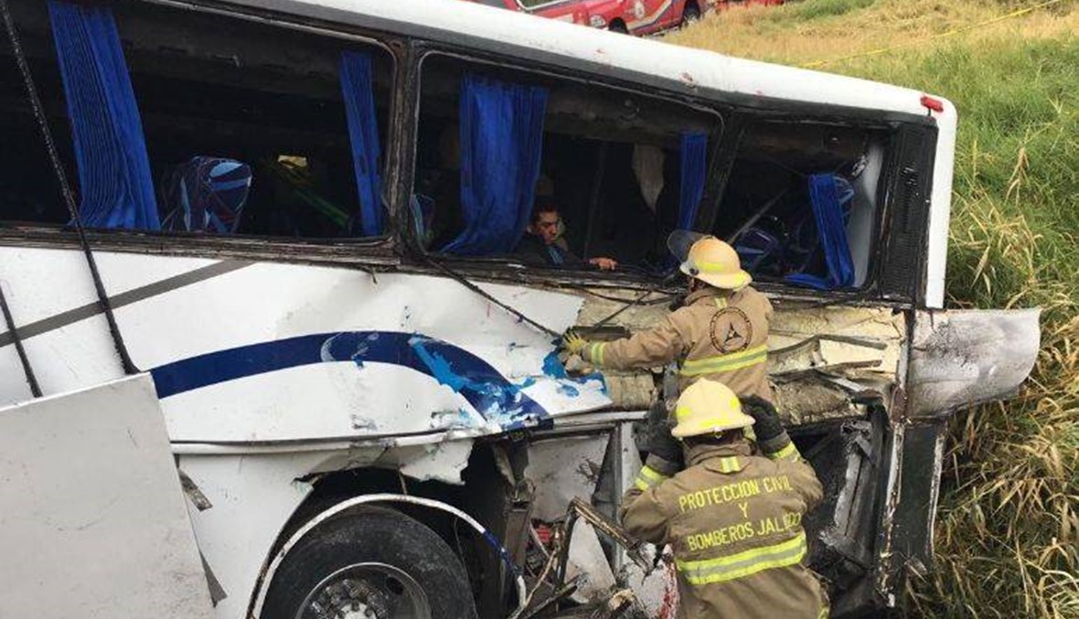 بالصور: حادث مروّع لحافلة لاعبي كرة قدم في المكسيك