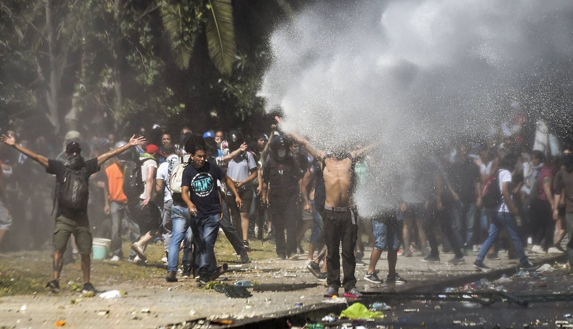 مئات الجرحى نتيجة الاحتجاجات على نظام الإصلاح التقاعدي المرتقب في العاصمة الأرجنتينية بوينس آيرس (أ ف ب).