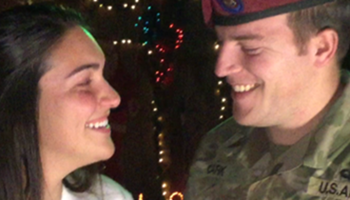 بالفيديو- جندي فاجأ حبيبته بالعودة إلى المنزل قبل عيد الميلاد، هذا ما فعله!
