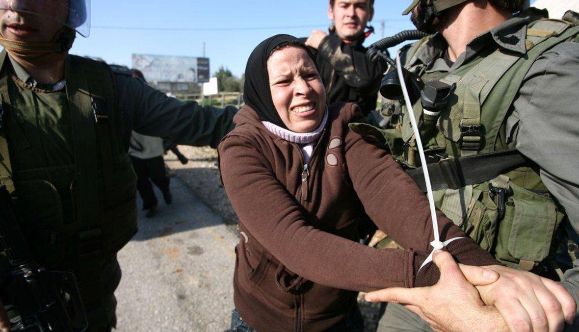 فيديو ضرب الجنديَّين الإسرائيليَّين: والدة عهد التميمي وقريبتها تمثلان أمام المحكمة