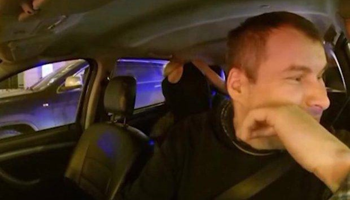 بالفيديو- طلبا من سائق سيارة الأجرة الخروج ليمارسا الجنس... ماذا فعل؟