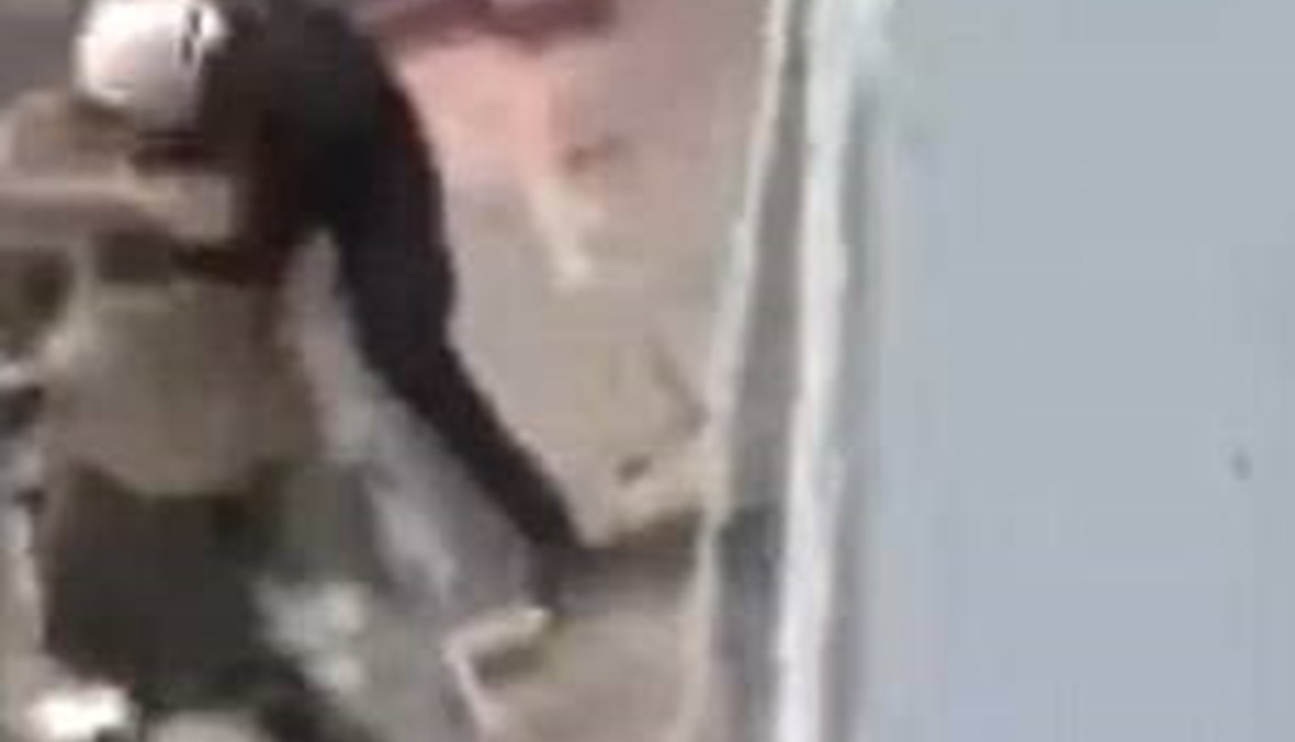فيديو مروّع: عامل إنقاذ فشل بنجدة المنتحِر فوقع من أعلى البرج!