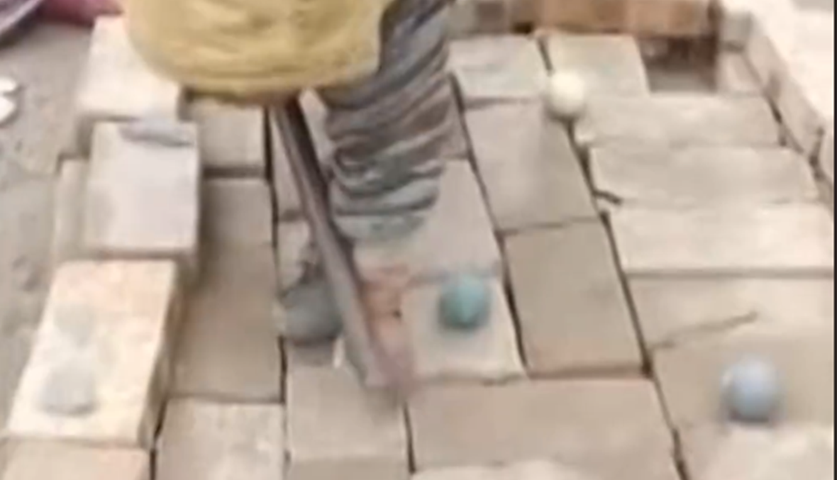 بالفيديو: فقراء يلعبون البلياردو على طريقتهم... ليس المال وحده سبب السعادة