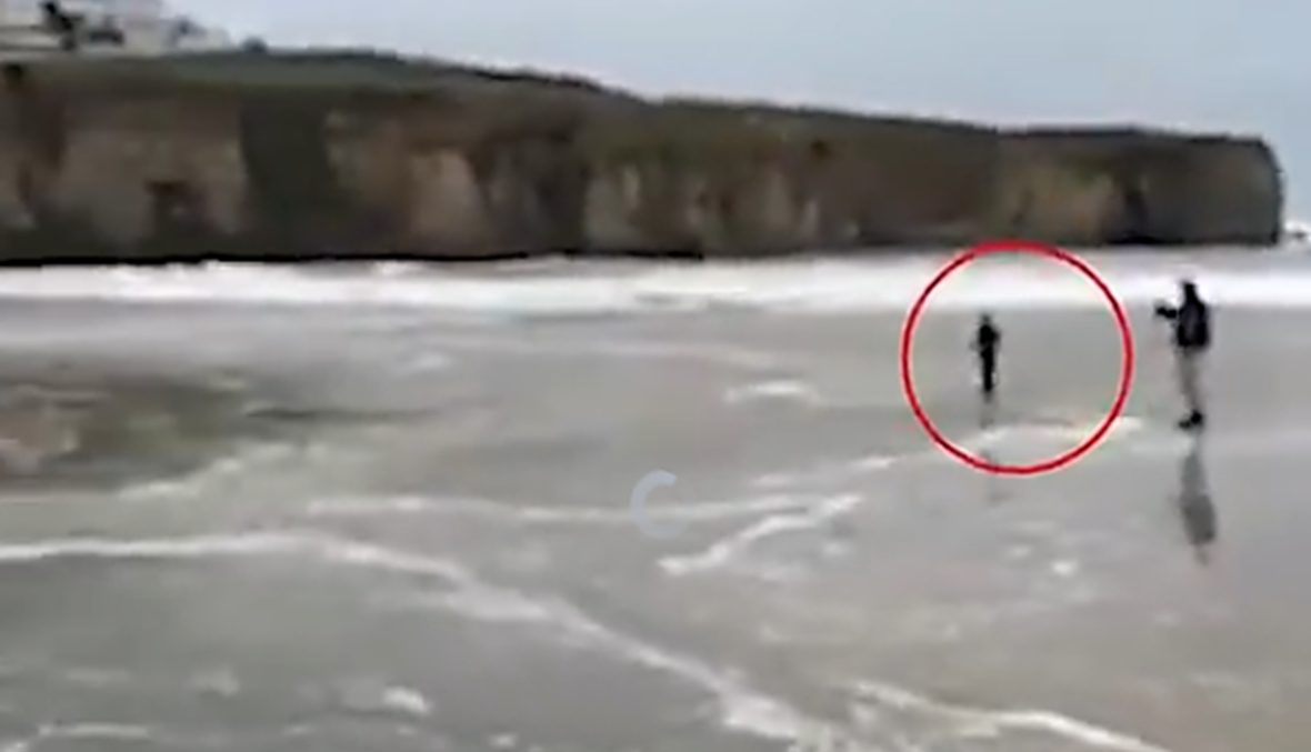 بالفيديو - طفل تجرفه الأمواج... نجا بأعجوبة