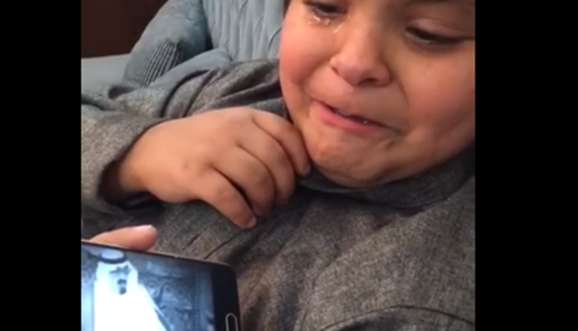 طفل تغلبه دموعه عند مشاهدته لصور الملك عبد الله