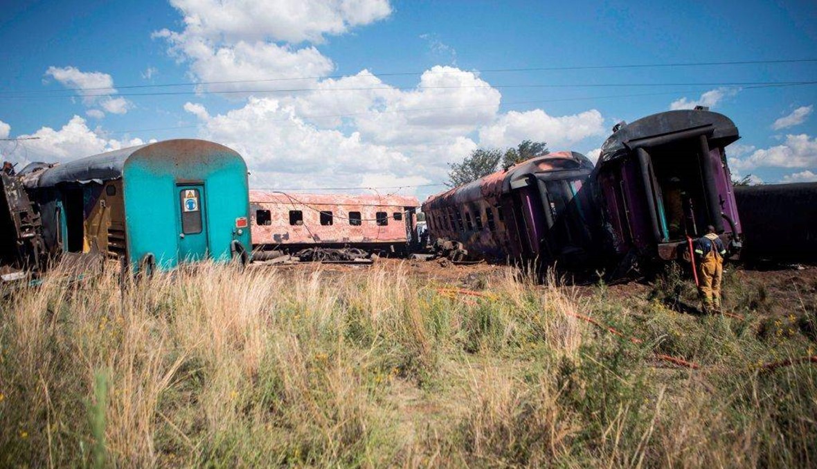 قطار يصطدم بشاحنة في جنوب إفريقيا... 14 قتيلاً و180 جريحاً