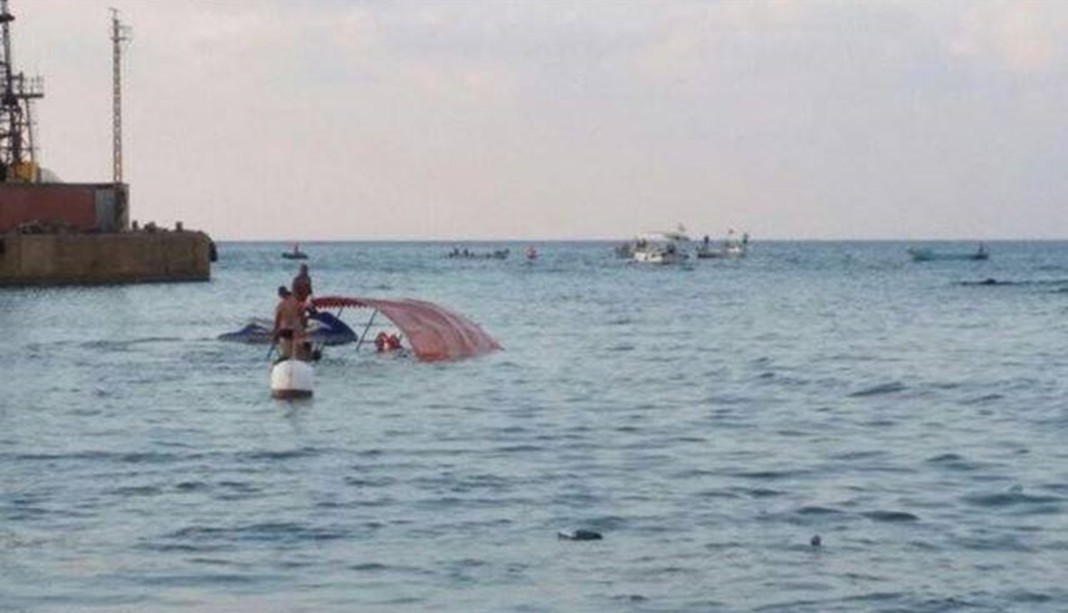 نجاة صياد بعد غرق مركبه في بحر صيدا