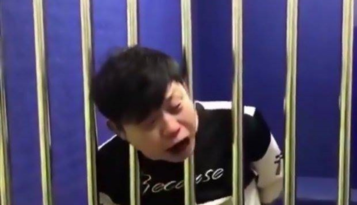 بالفيديو- علق رأس المشتبه به بين قضبان الزنزانة