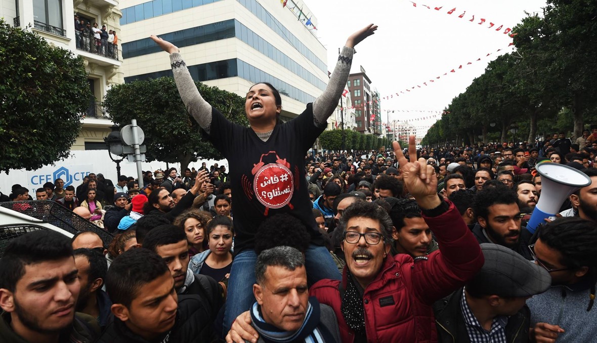إصابة العشرات وتوقيف 200 شخص بعد ليلة جديدة من المواجهات في تونس