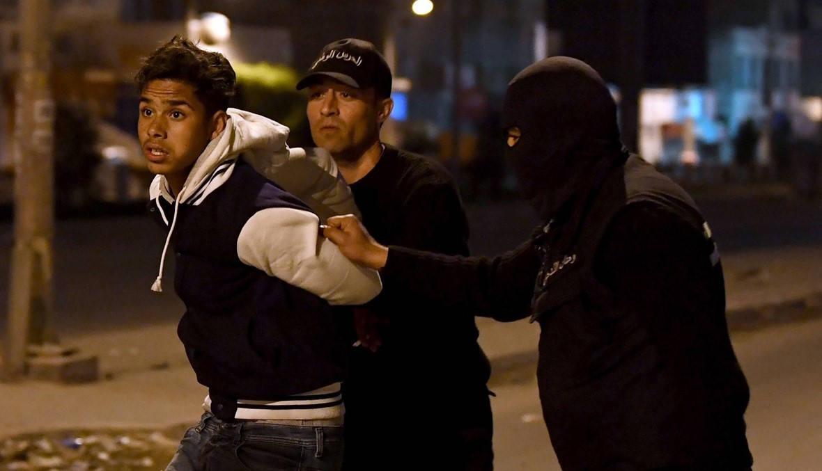 تونس تنشر الجيش في عدة مدن وتعتقل المزيد مع تصاعد الاحتجاجات العنيفة