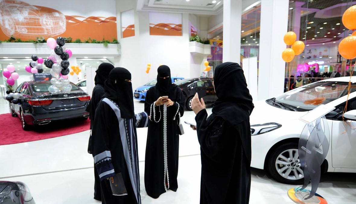 بالصور - أول معرض سيارات للنساء في السعودية