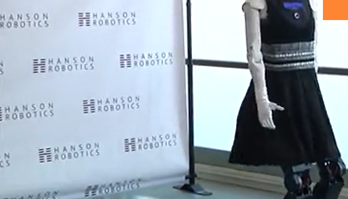 الروبوت صوفيا تمشي في لاس فيغاس