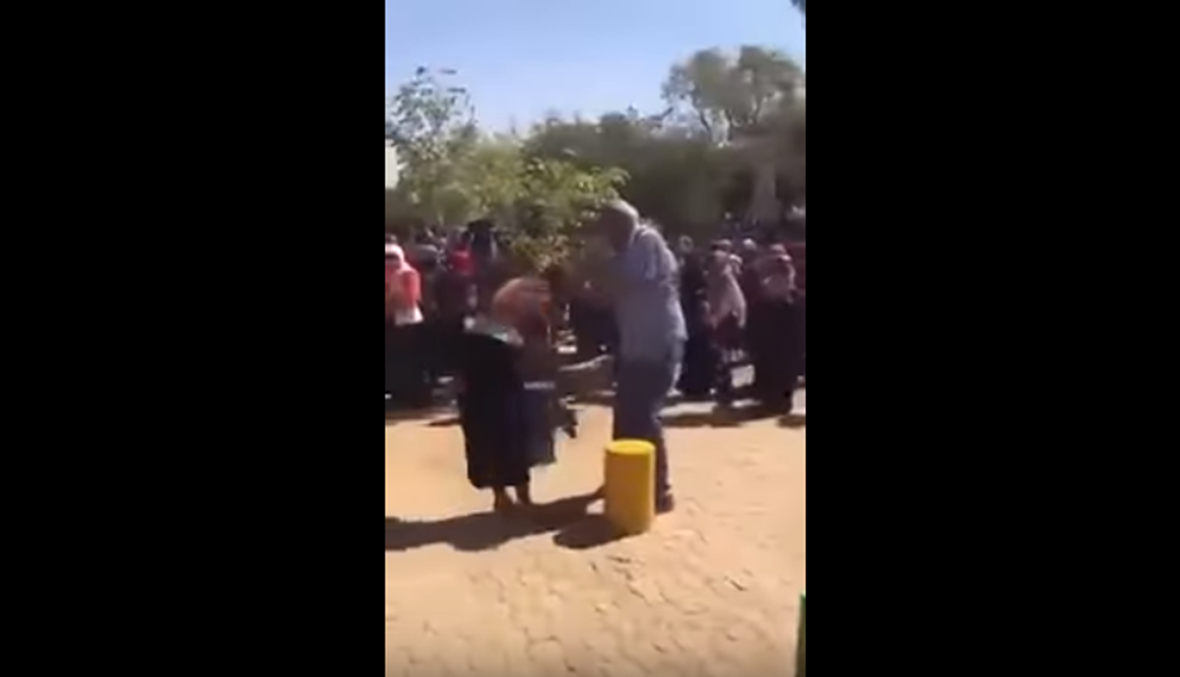 بالفيديو: رئيس جامعة يضرب طالبة ويصفع أخرى مراراً