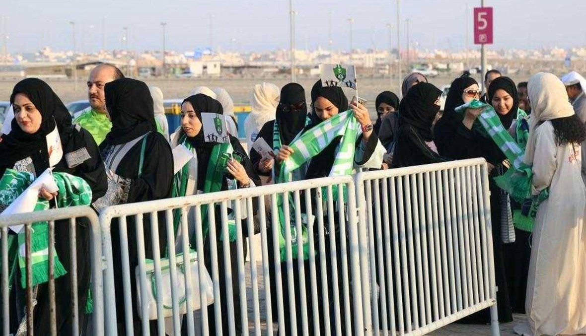 السعوديات في المدرجات وإيرانيات يخلعن الحجاب