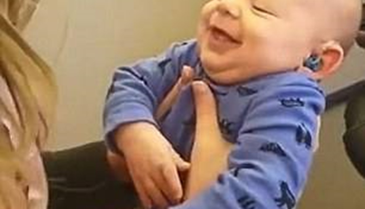 بالفيديو: رد فعل طفل يسمع صوت أمه للمرة الأولى