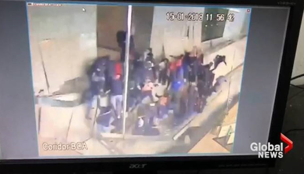 بالفيديو- حادث مروع: انهيار طبقة في أحد الأبراج وإصابة 80 شخصاً