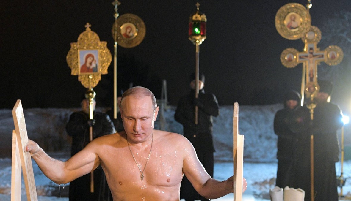 بوتين يغوص في المياه الجليدية لمناسبة عيد الغطاس الأرثوذكسي (صور)