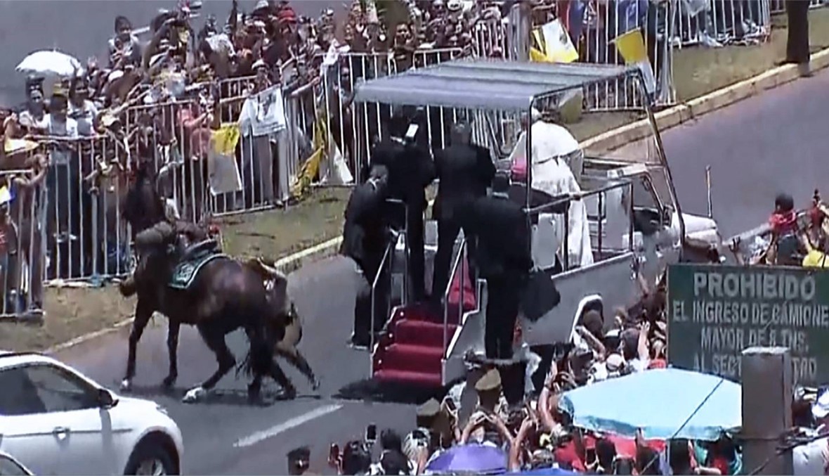 البابا يترجل من سيارته بعد سقوط شرطية عن حصانها