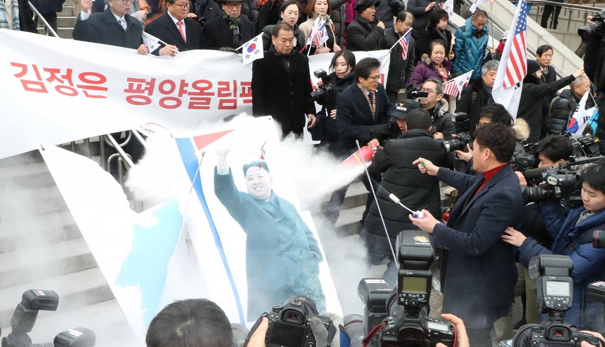 محتجون يتظاهرون أثناء وجود وفد كوري شمالي في سيول