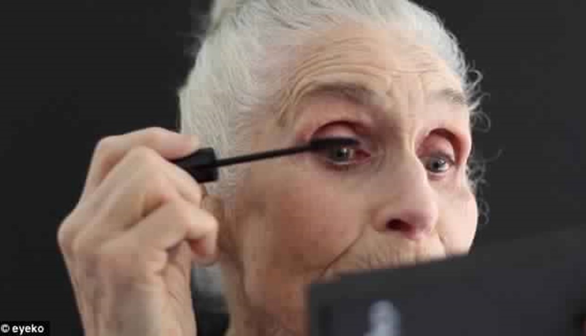 بالصور والفيديو: عمرها 89 عاماً وتعمل عارضة مكياج