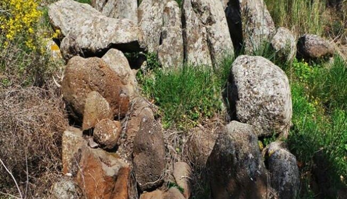 مشروع ترميم القبور الميغاليتية في منجز - عكار بتمويل بريطاني