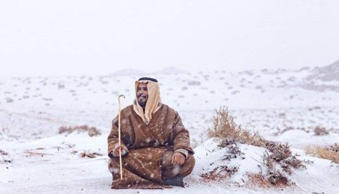 صحراء السعودية ترتدي ثوبها الأبيض (فيديو وصور)