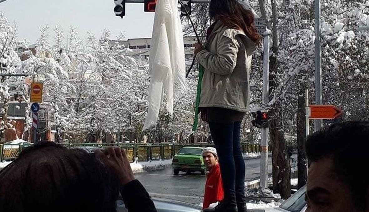4 إيرانيات يخلعن الحجاب في شارع الثورة  بطهران