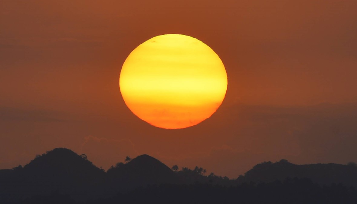 غروب الشمس في الفلبين (أ ف ب).