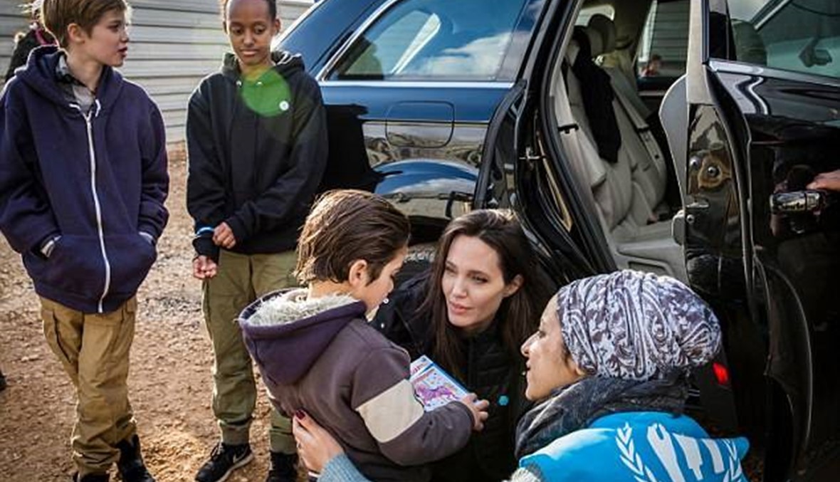 أنجلينا مستاءة من وضع اللاجئين السوريين في الأردن... "زهرة وشيلوه طلبتا الإذن لمرافقتي"