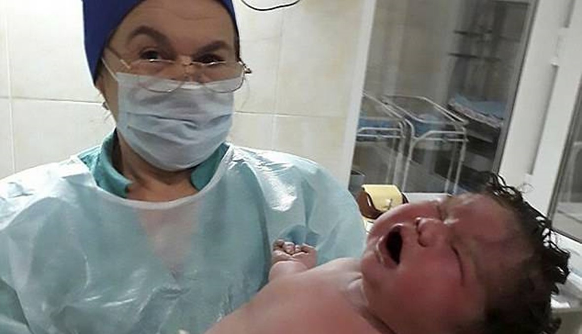 ولادة طفل يزن 13 رطلاً من دون مساعدات طبية
