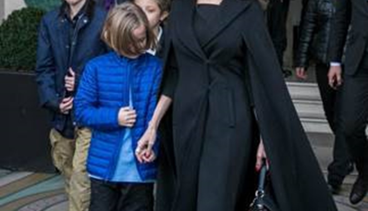 أنجلينا جولي ترتدي معطفاً من تصميم إيلي صعب