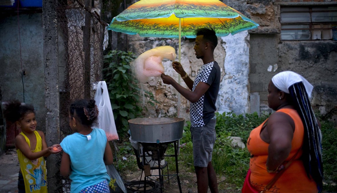 بائع "غزل البنات" في شوارع العاصمة الكوبية هافانا (أ ب).