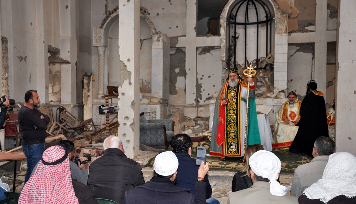 المسيحيون يقيمون أول قداس في دير الزور السورية منذ خمس سنوات