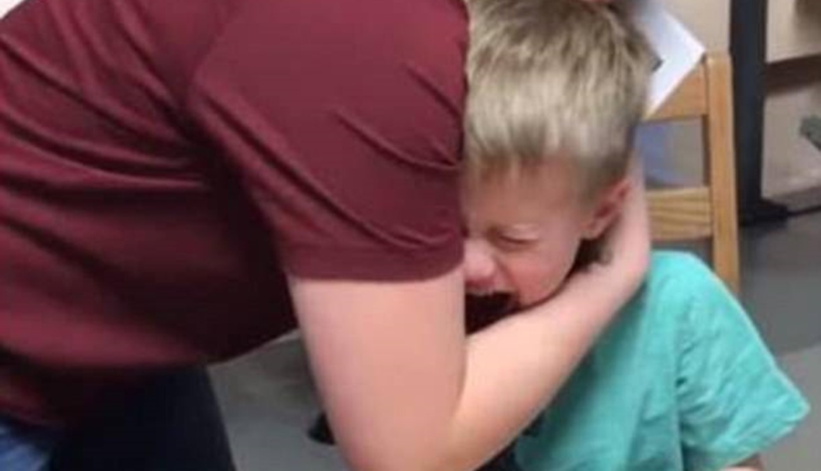 طفل ينهار في البكاء بسبب هدية عيد ميلاده