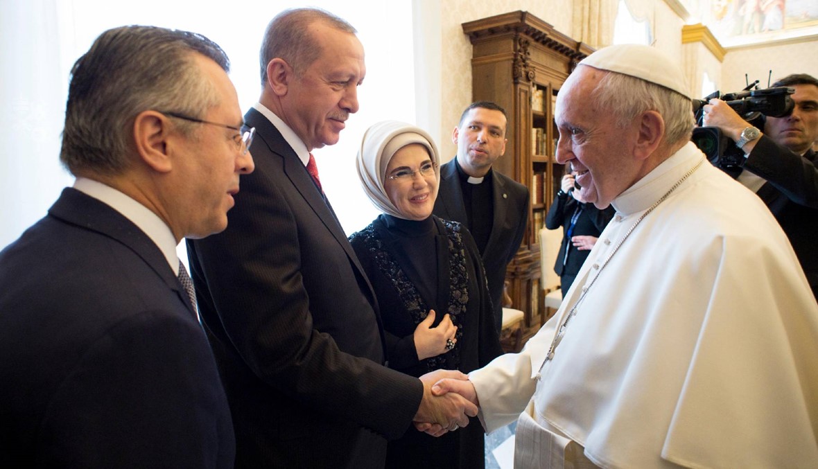 اردوغان وصل متأخّرًا إلى الفاتيكان: لقاءٌ مطوّل مع البابا، و"ملاك السّلام" هديّة له