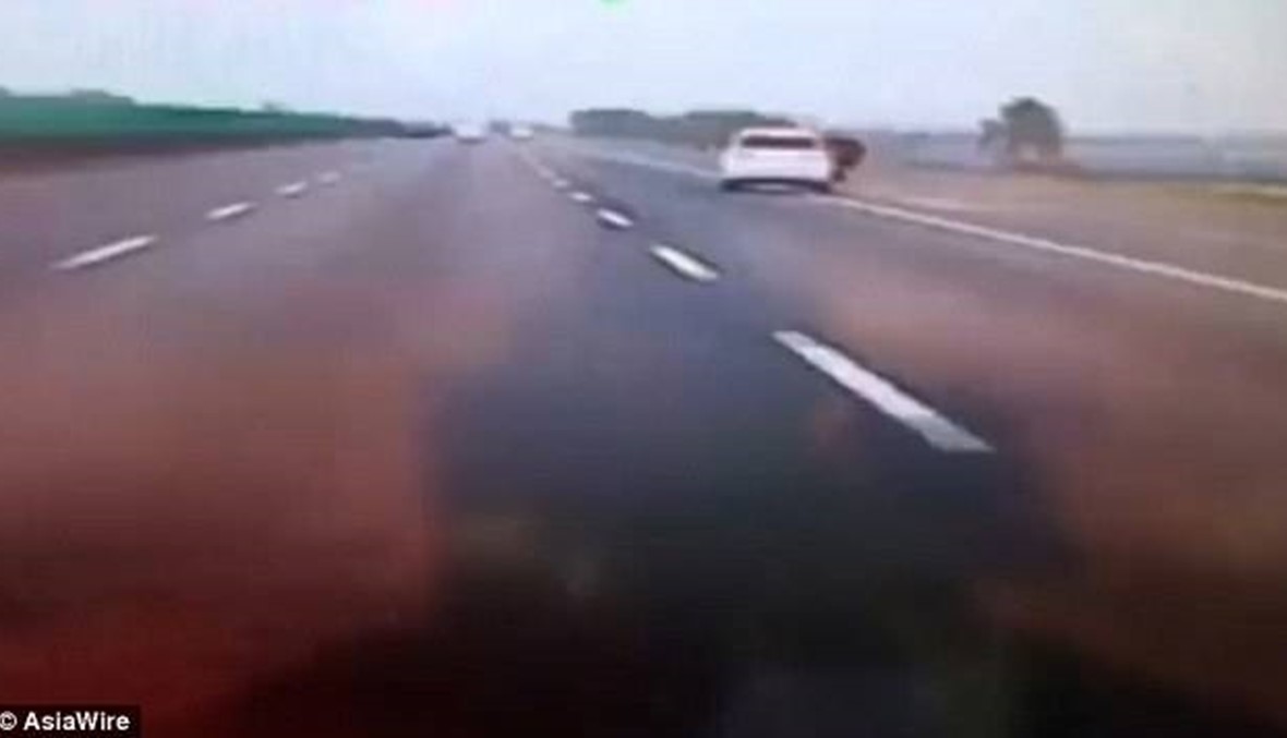 بالفيديو: فتاة تقفز من سيارة صديقها على الطريق السريع