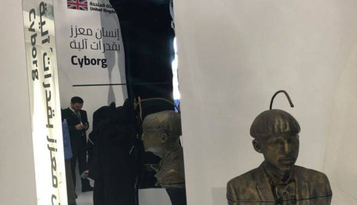 بالصور والفيديو-  أول إنسان نصف آلي يزور دبي... تفاصيل عن نيل هاربيسون