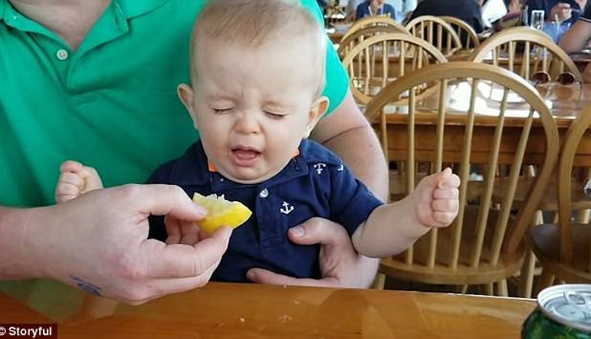 بالفيديو: ردة فعل مدهشة لطفل يأكل الليمون لأول مرة