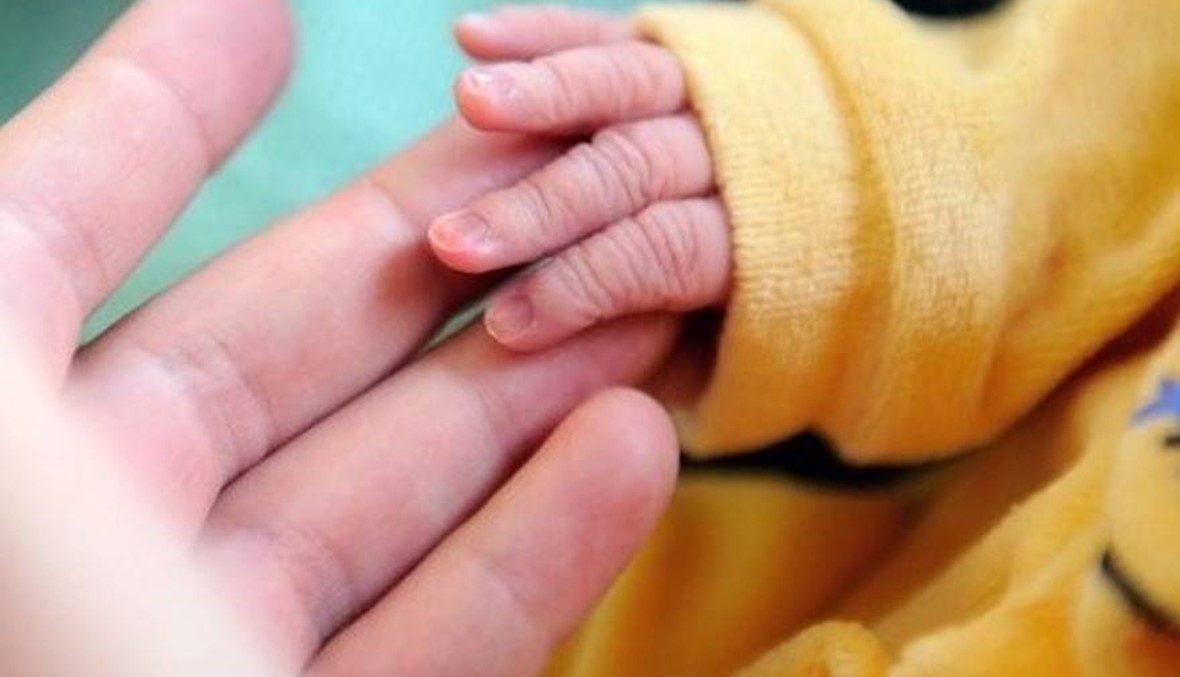 لأوّل مرة في العالم: متحوّل جنسياً يرضع طفله