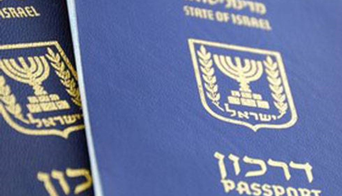 رسمة عضو ذكري و"لتعش فلسطين" على جواز سفر إسرائيلي