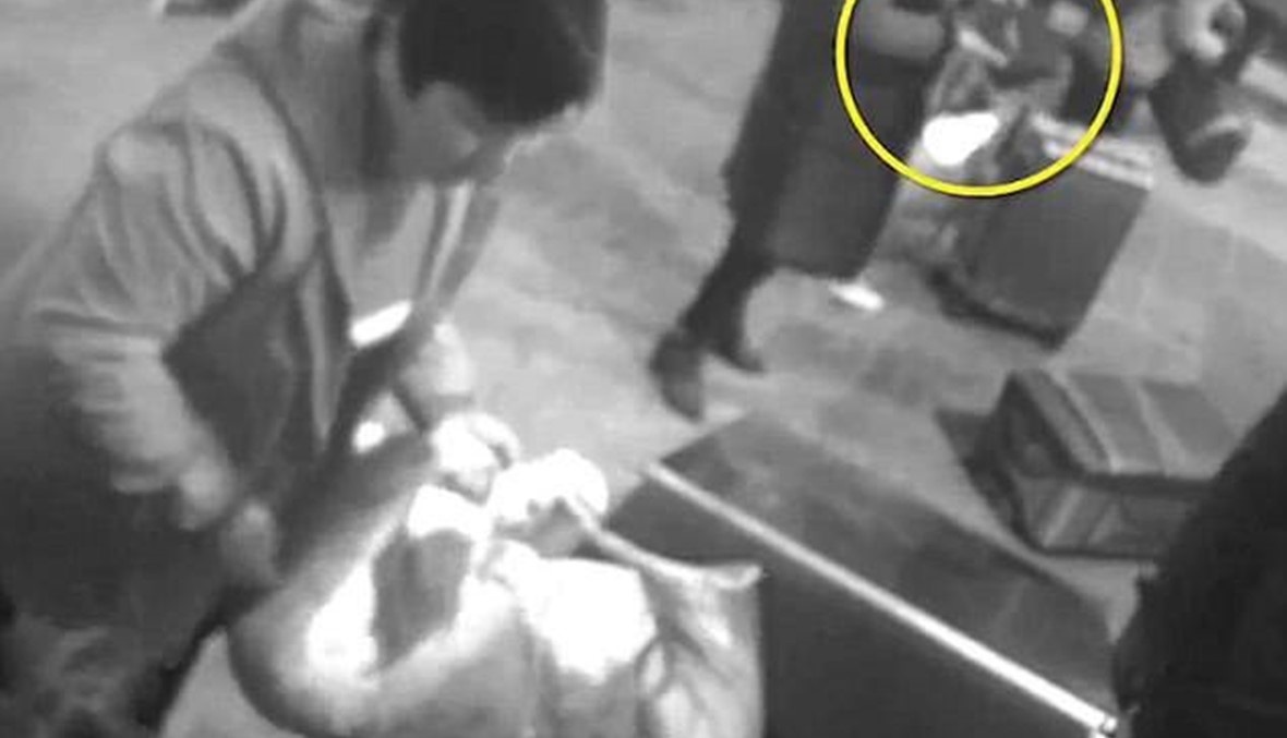 بالفيديو: إمرأة تقفز داخل جهاز أشعة إكس الأمني لتفادي سرقة حقيبتها