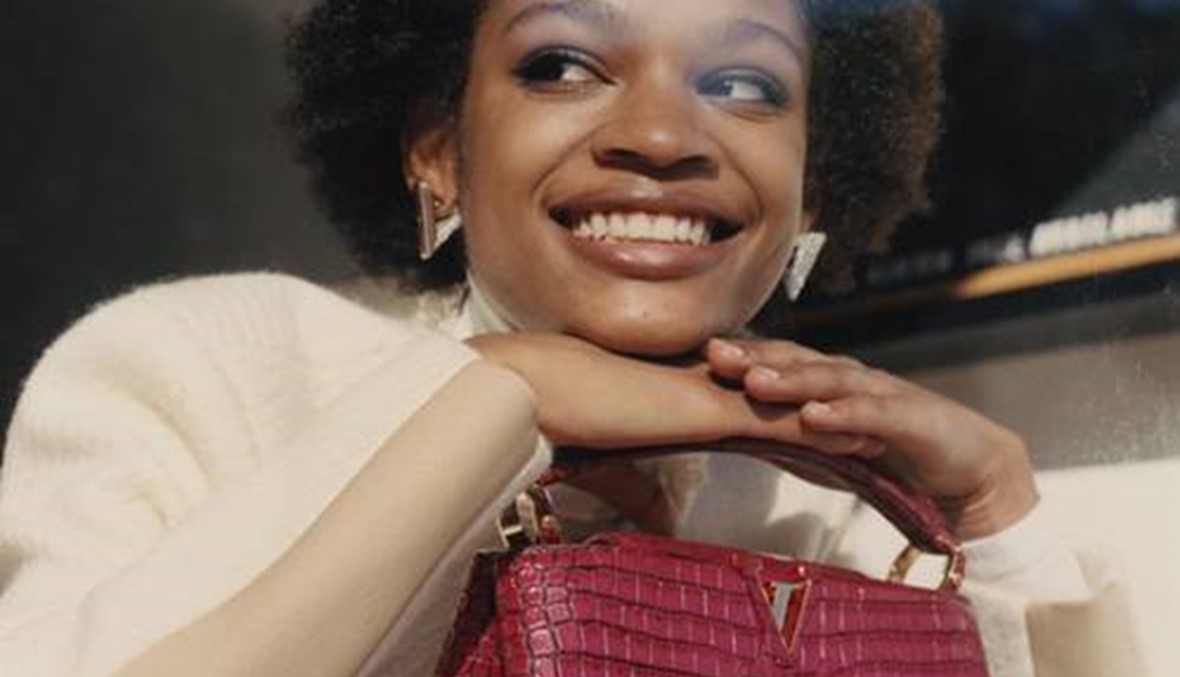 Theresa Hayes  تحمل جزدان لوي فويتون في كل المناسبات