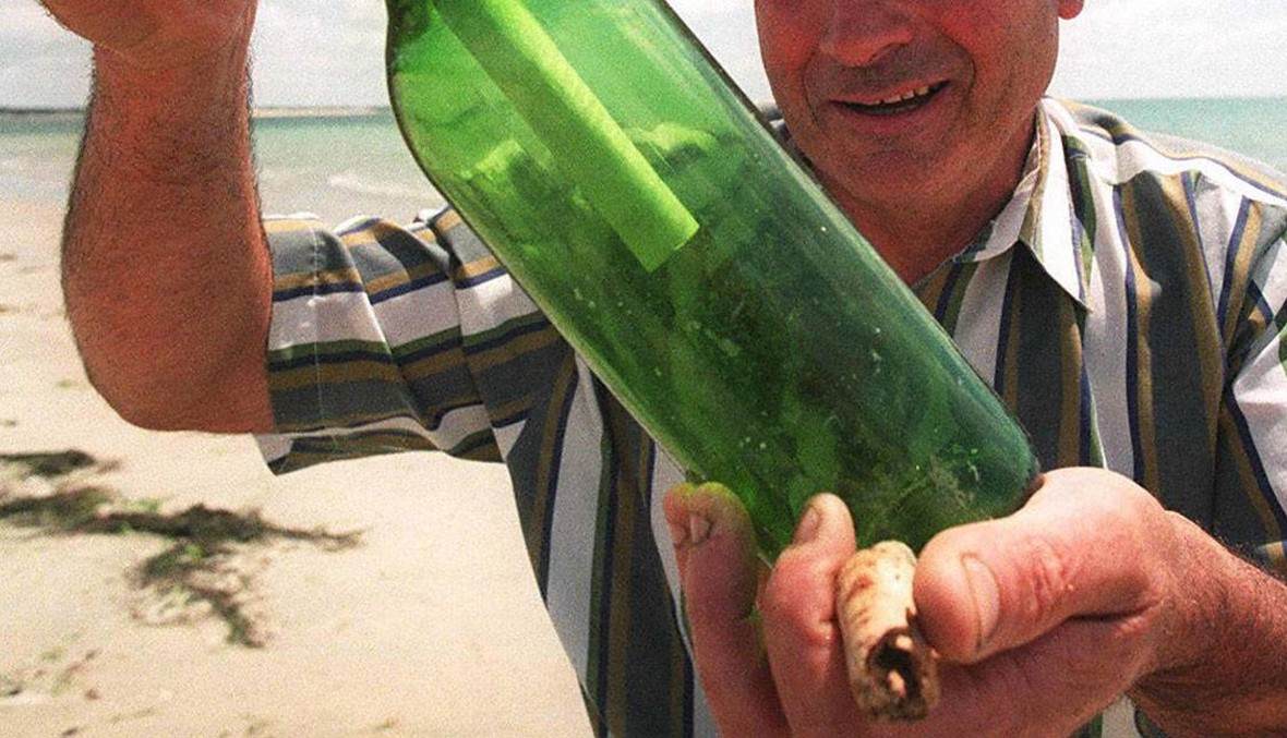 زجاجة تحتوي على رسالة مرمية في المحيط منذ أكثر من 8 أشهر