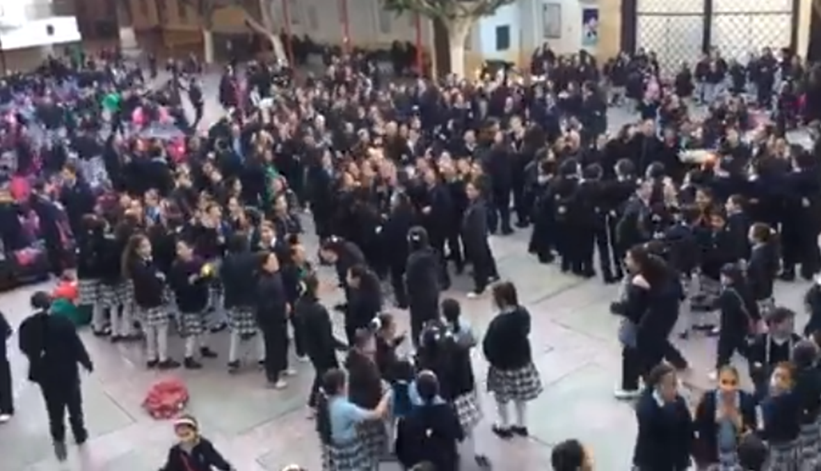 بالفيديو- حتى في المدرسة "3 دقات"... طالبات يحتفلن بعيد الحب على أنغام الأغنية