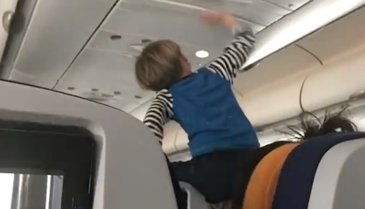 بالفيديو- رحلة طيران كابوسية... 8 ساعات من الصراخ والازعاج بسبب طفل!