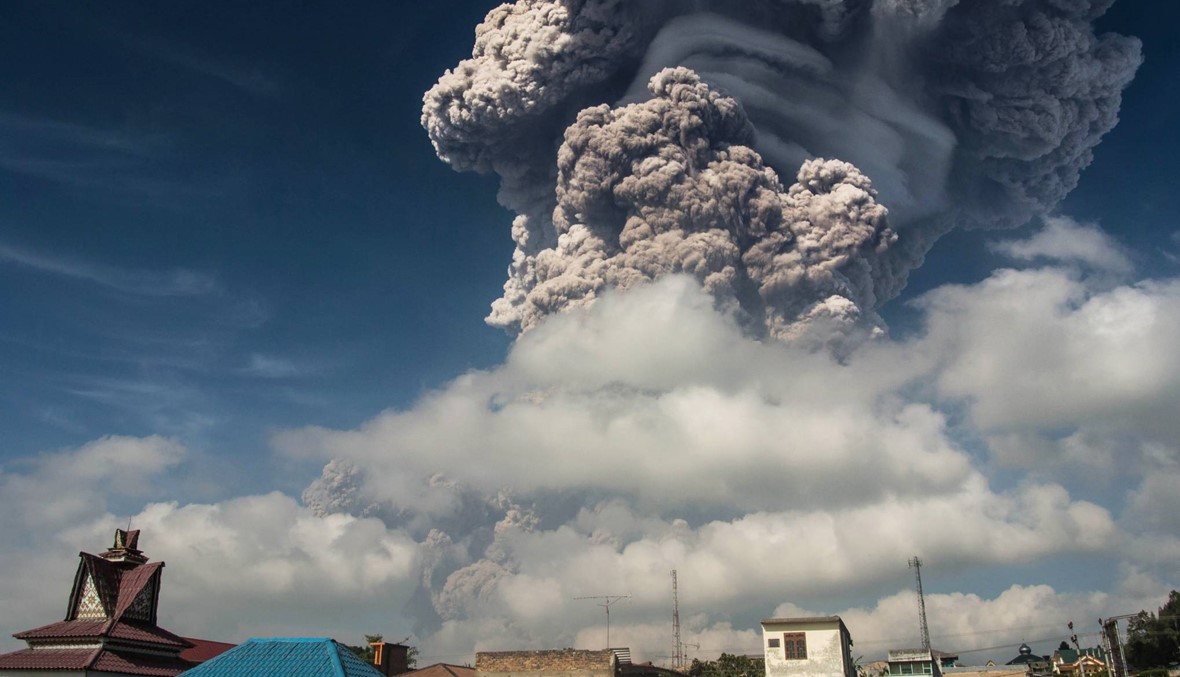 قرى اندونيسيّة غرقت في الرماد... "سينابونغ " ينفث سحابة ضخمة من الدخان (فيديو وصور)